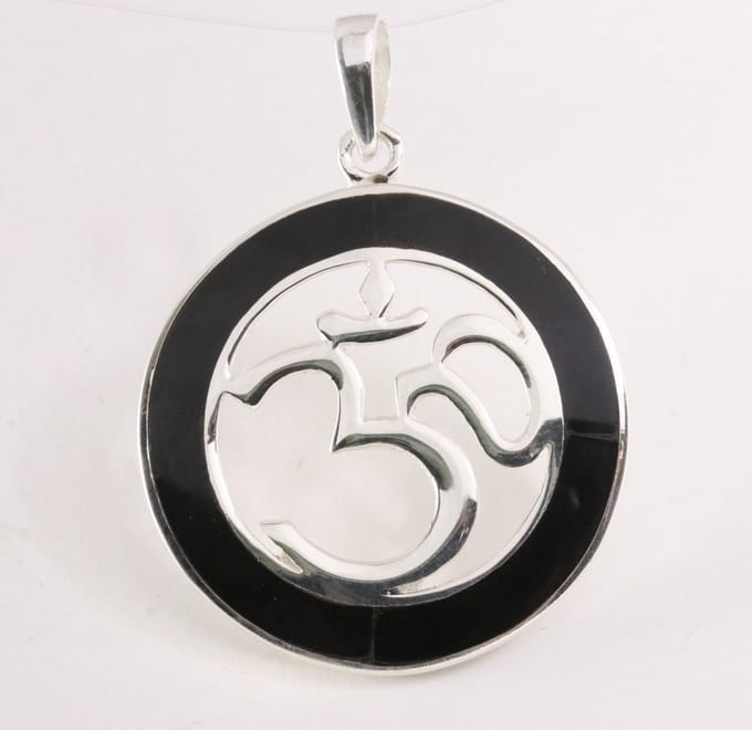 Ronde zilveren hanger met ohm teken en onyx