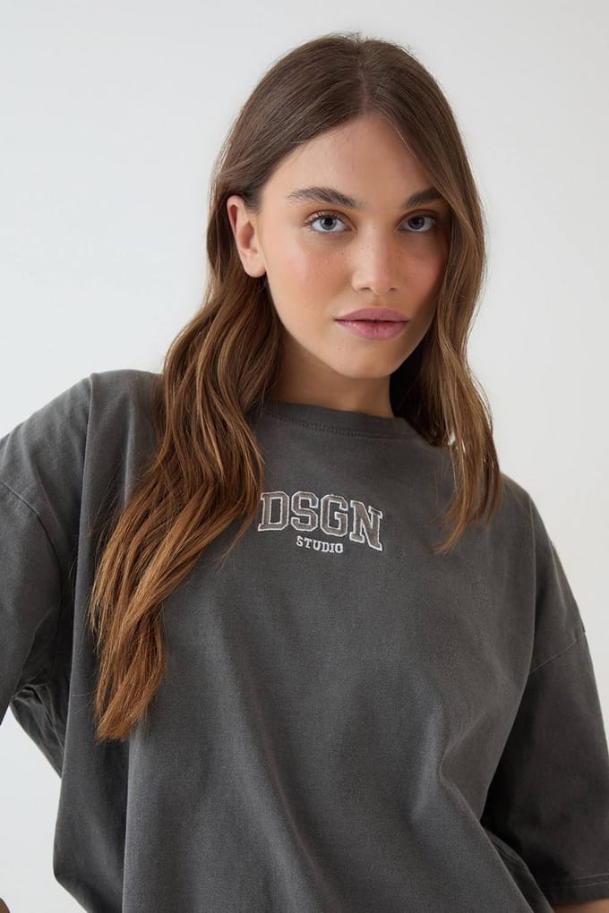 Dames Dsgn Studio Geborduurd Overgeverfd Oversized T-shirt | Charcoal | Maat: Small
