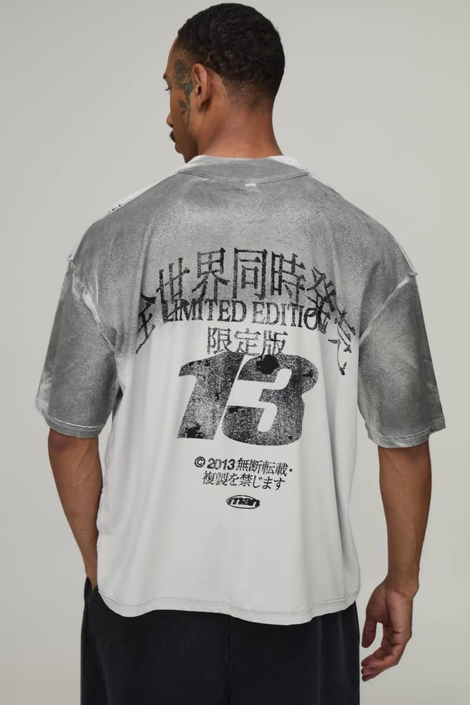 Grijs Oversized Boxy Spray Wash Varsity T-shirt Met Zichtbare Naden | Grey | Size Medium