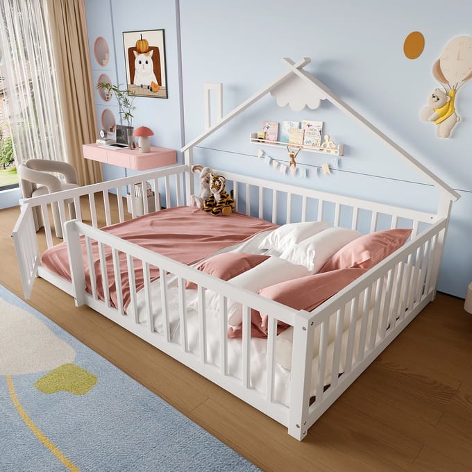 Kinderbed - 140 x 190 cm - Huisframe met Vergrendelbaar Hek - Grenenhout - Wit
