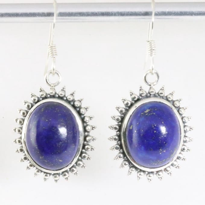 Bewerkte zilveren oorbellen met lapis lazuli