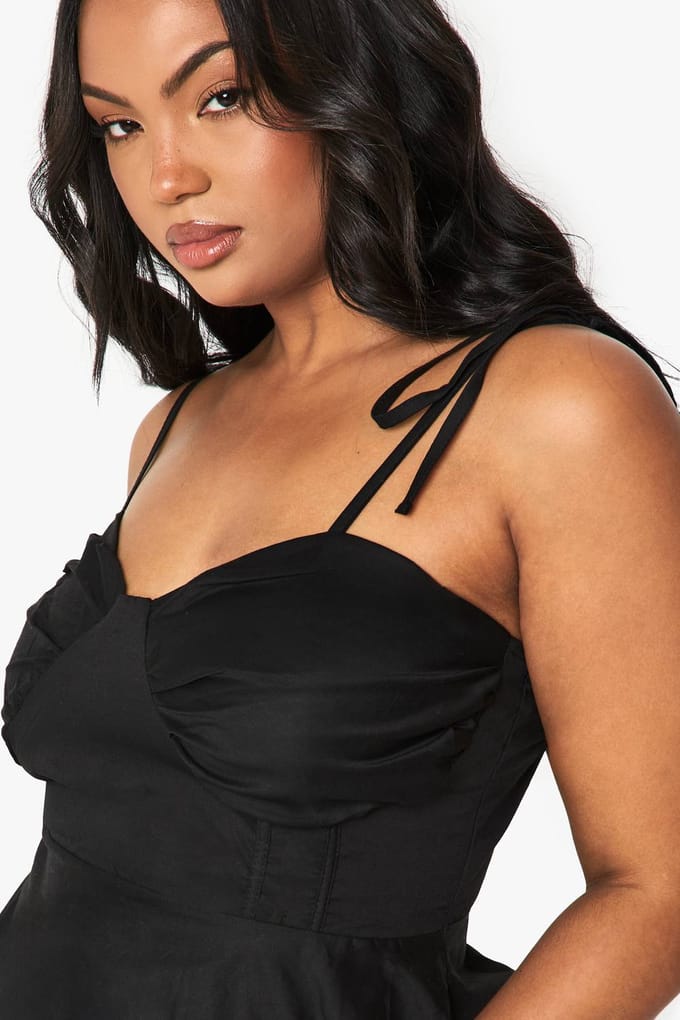 boohoo Dames Top met plus borstdetail en strikriem | Black | Maat: 26