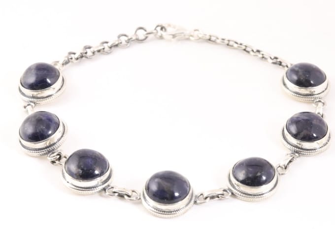 Bewerkte zilveren armband met sodaliet