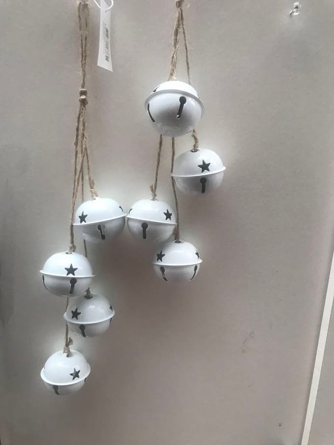Set van 2 ornamenten Thalia elk met 4 witte bellen 5.5cm op slinger