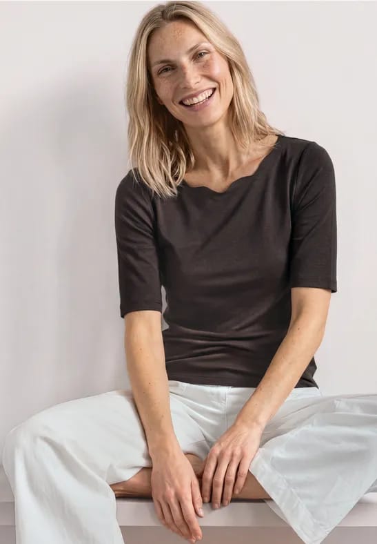 Shirt met golvende halslijn in effen kleur