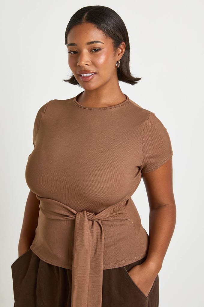 boohoo Dames Plus wikkel top met strik aan de zijkant | Mokka | Maat: 50