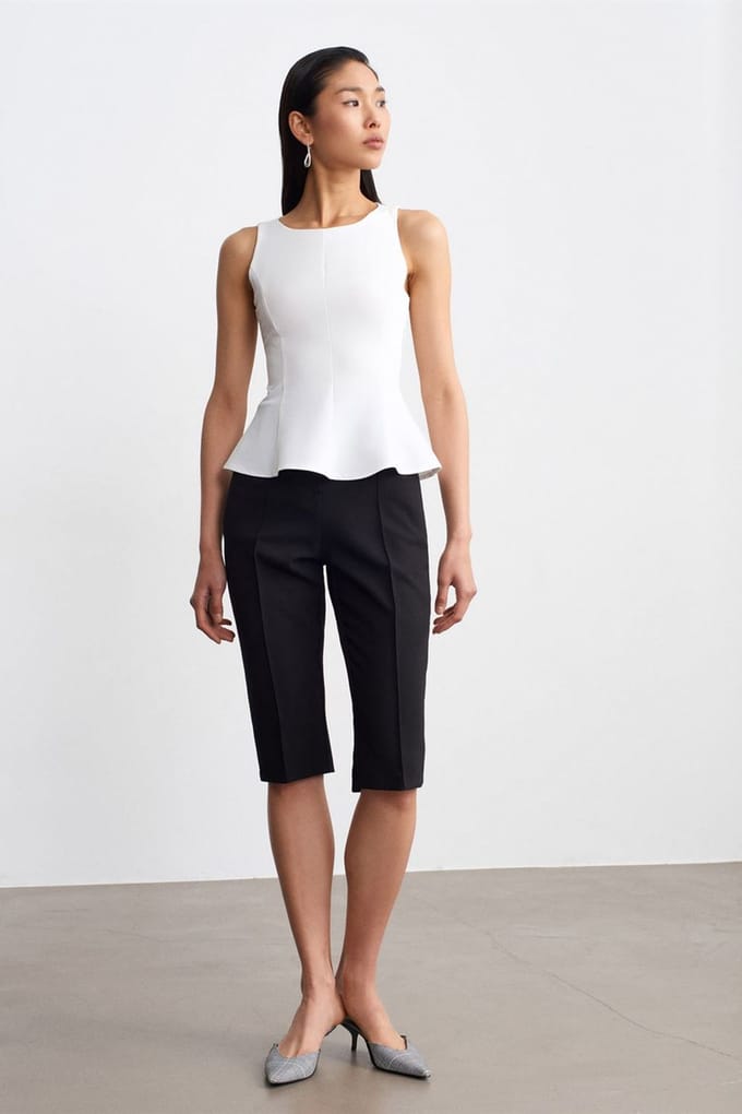 Fitted Mouwloze Crepe Peplum Blouse