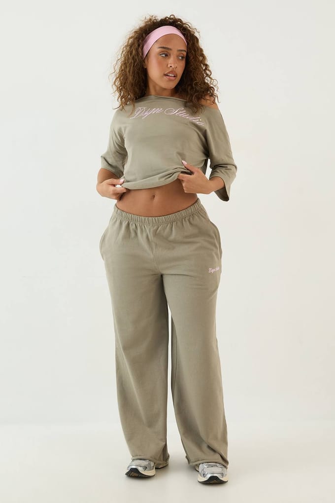 Dames Dsgn Studio Geborduurde Off-shoulder Boxy T-shirt Met Script | Gewassen Kaki | Maat: XS