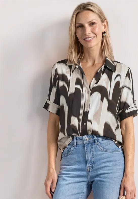 Overhemdblouse met korte mouwen en omgeslagen details