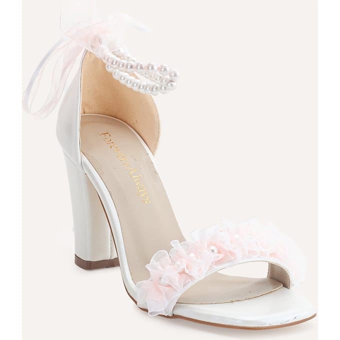 Elsa Lace Bridal Sandalen with Pearls