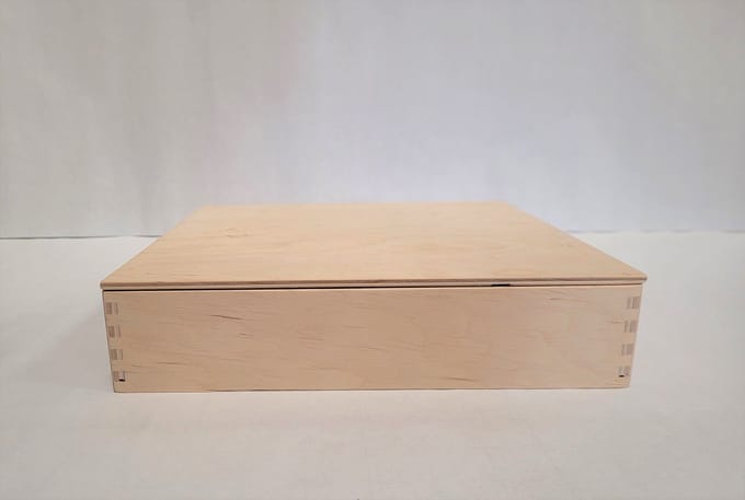Alexander Toys houten speelbak - sensorisch speelgoed met deksel 25x25x5 cm.