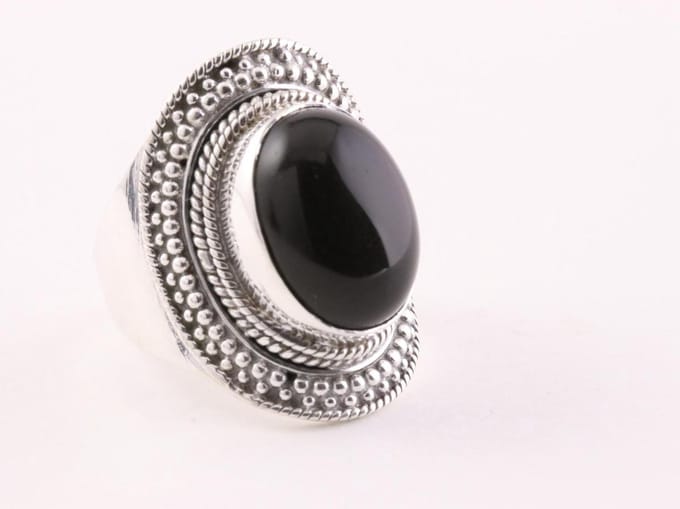 Bewerkte zilveren ring met onyx - maat 19