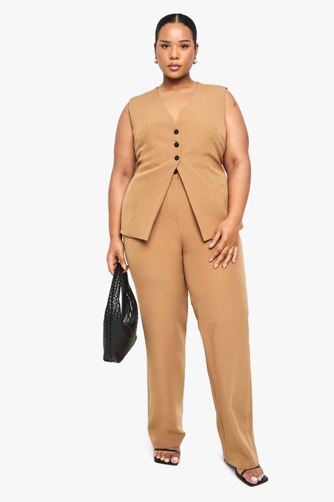 boohoo Dames PLUS GILET MET INGETROKKEN TAILLE | Camel | Maat: 50