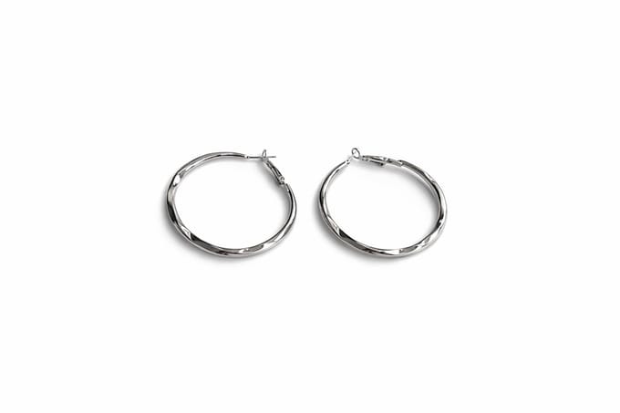 Gedraaide oorringen | dun | zilver gekleurd