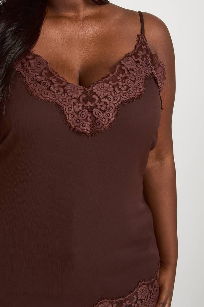 boohoo Dames Plus Kanten Rand Chiffon Asymmetrische Cami Top | Espresso | Maat: 44