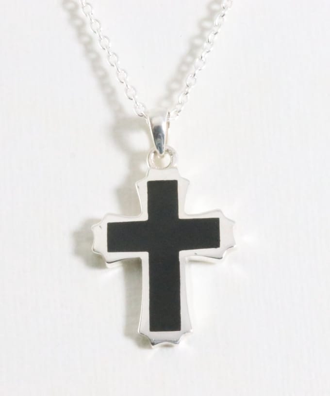 Zilveren kruishanger met onyx aan ketting