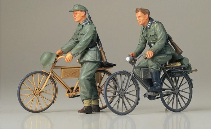 Tamiya Modelbouwpakket Diorama - 35240 Diorama-Set Soldier with Bicycle Plastic - 1:35 - Modelbouw