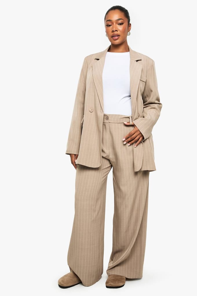 boohoo Dames PLUS PINSTRIPE RECHTE BROEK | Mokka | Maat: 48