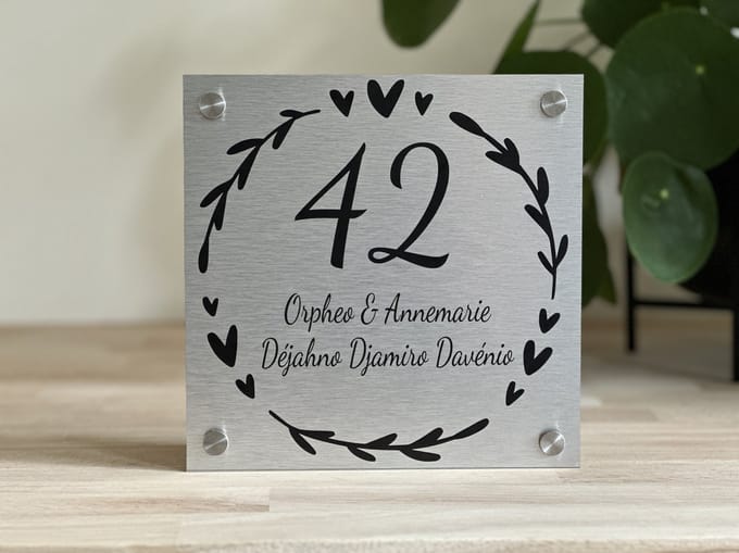 Naambordje / huisnummer voordeur krans hartjes 2 rvs look