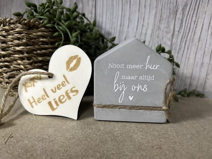 Creaties van Hier – Cement house Altijd bij ons met houten hartje - 8 cm – Cement