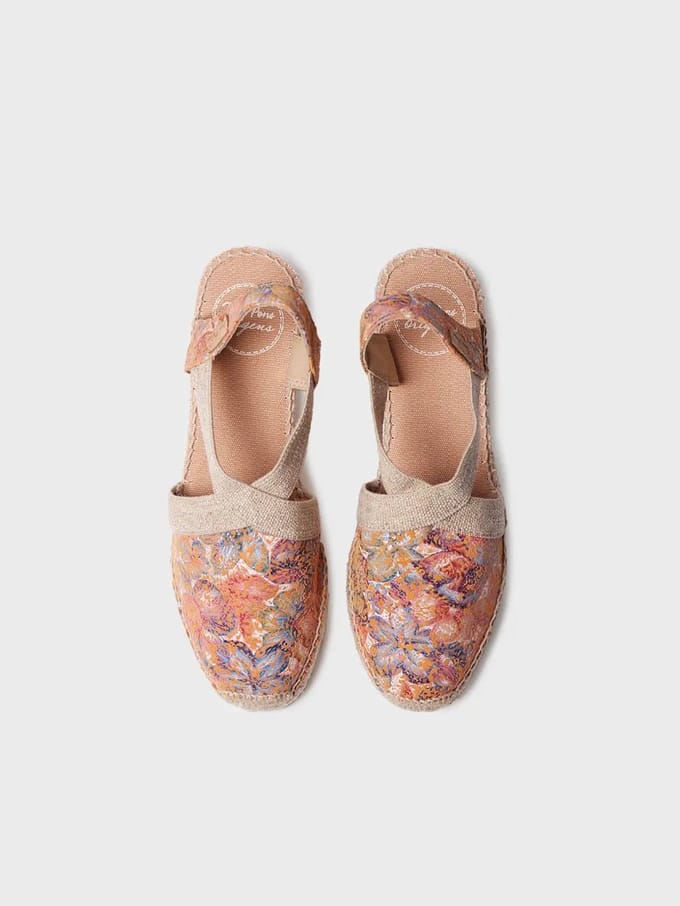 Dames espadrille van bedrukt leer met sleehak en elastische bandjes | TELVA-LL