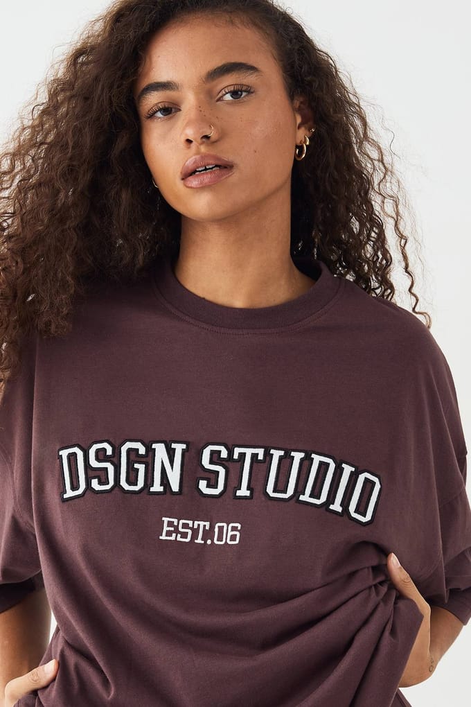 Dames DSGN Studio Applique Oversized T-shirt | Chocolate | Maat: Large