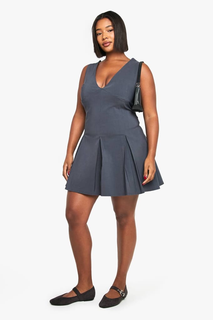boohoo Dames Plus Bengaline Diepe V-hals Geplooide Rok Mini-jurk | Houtskool | Maat: 52