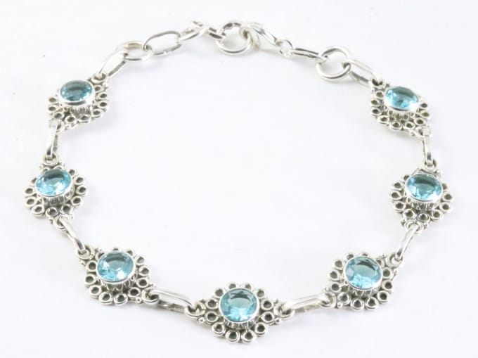 Bewerkte zilveren armband met blauwe topaas