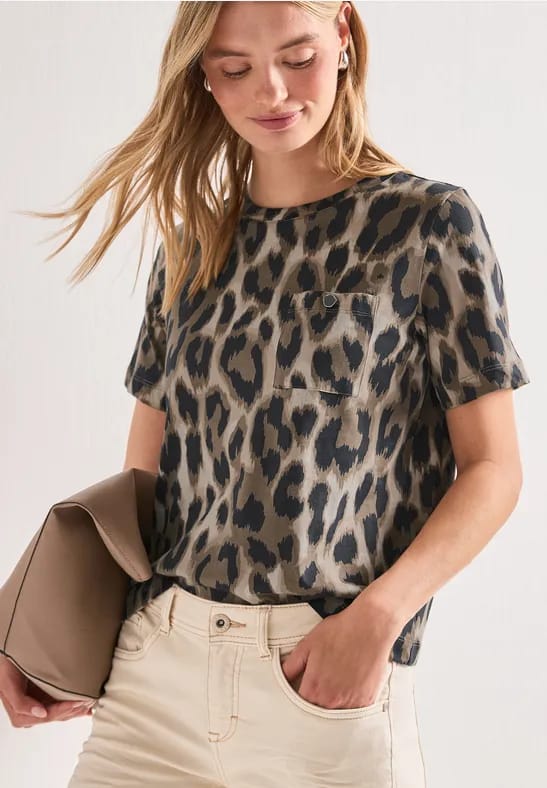 Shirt met ronde hals en borstzak in leo look