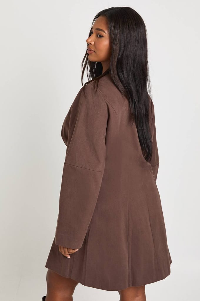boohoo Dames Plus Twill Ballonmouw Getailleerde Mini Jurk | Chocoladebruin | Maat: 50