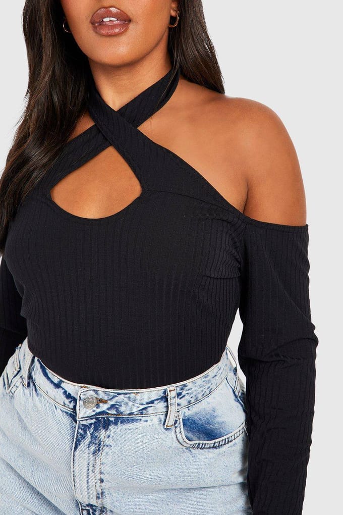 boohoo Dames Plus Cross Over Cold Shoulder Ribbontop | Zwart | Maat: 44