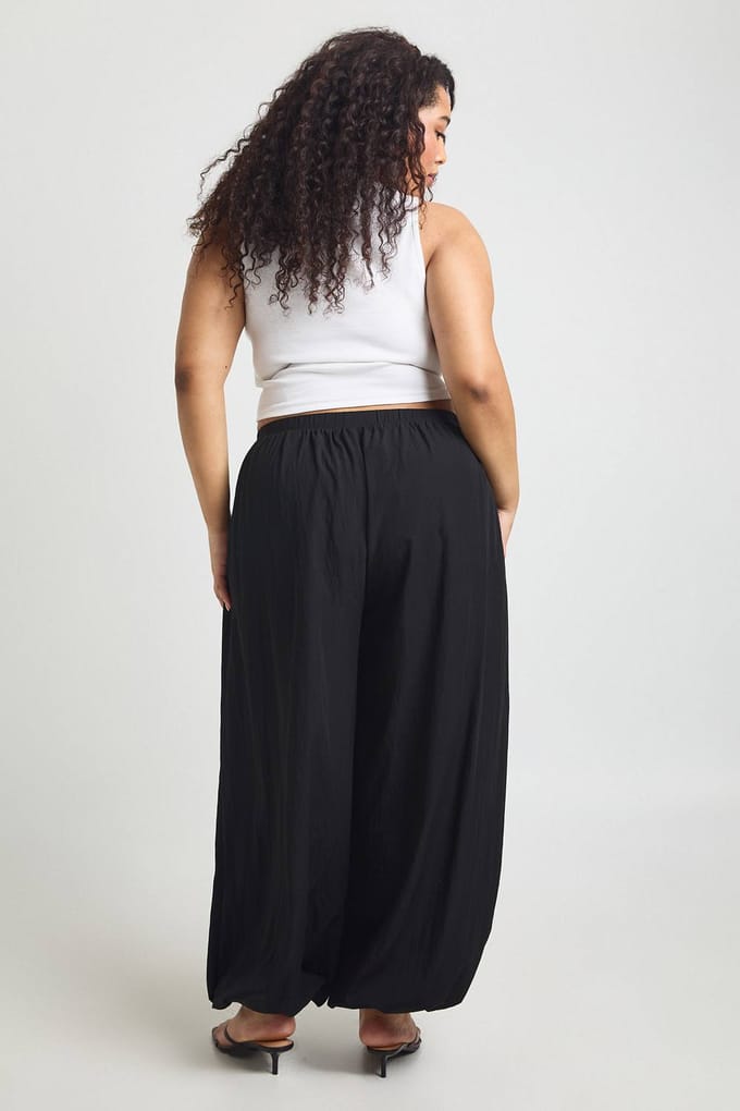 boohoo Dames Plus Gepelde Ballonbroek | Zwart | Maat: 44