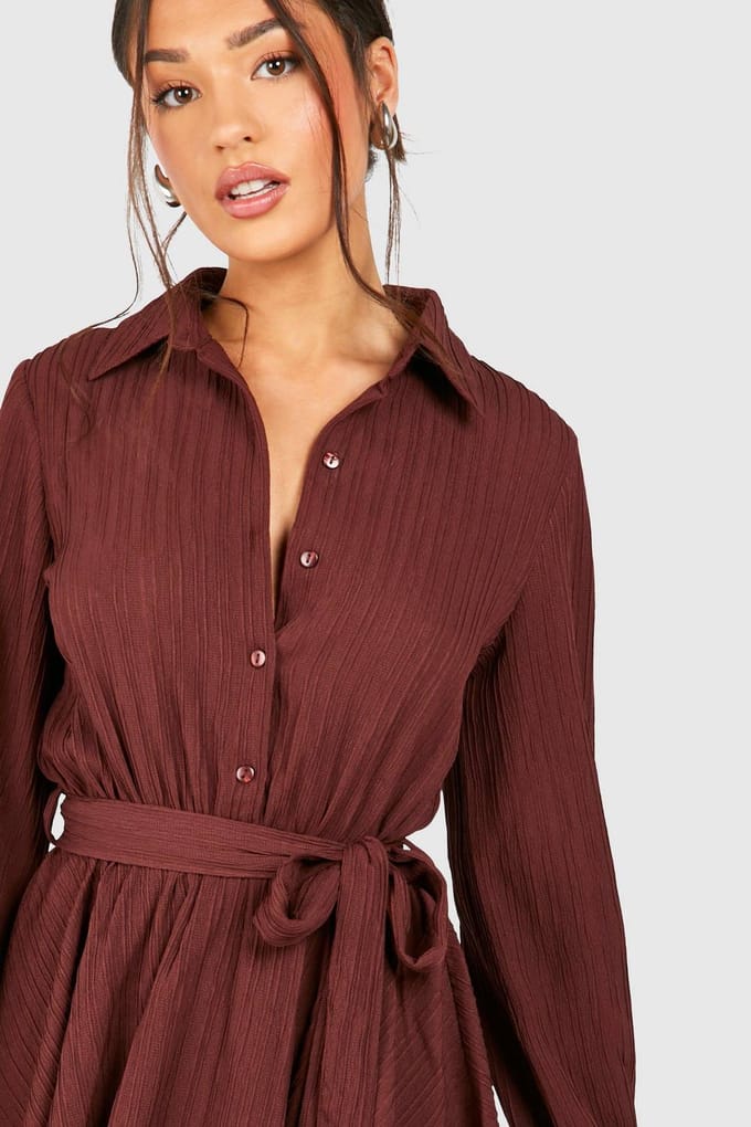 boohoo Dames Petite Crinkle Skater Shirtjurk | Chocoladebruin | Maat: 36