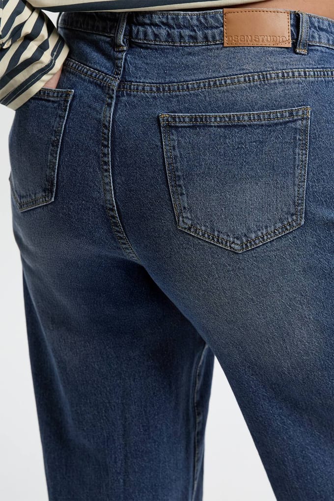 boohoo Dames Plus Basic Boyfriend Jeans | Acid Wash Dark Blue | Maat: 28/30L