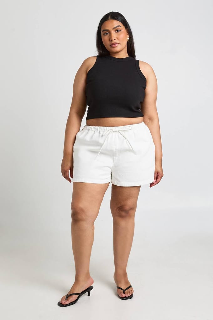 boohoo Dames Plus Denim Shorts Met Elastische Tailleband | Wit | Maat: 44