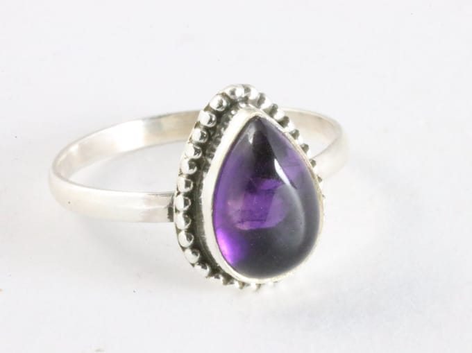 Bewerkte zilveren ring met amethist - maat 18.5
