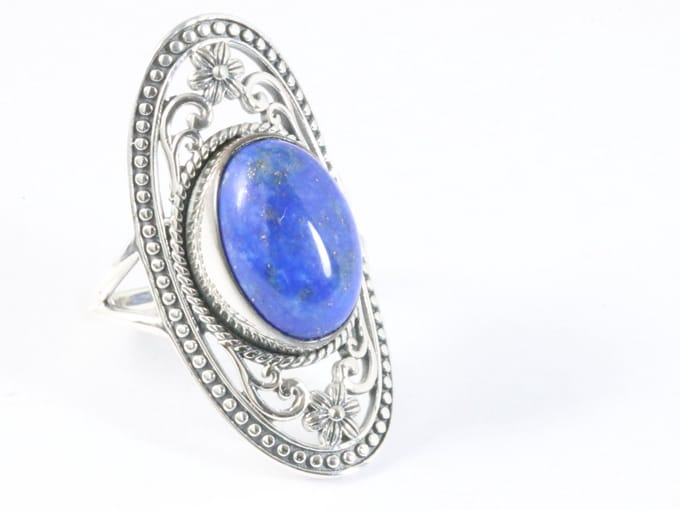 Langwerpige opengewerkte zilveren ring met lapis lazuli - maat 21