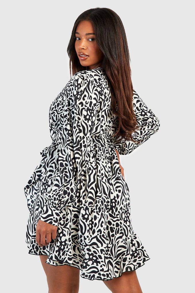 boohoo Dames Plus Zebra Wikkeljurk met ruches in skaterstijl | Black | Maat: 28