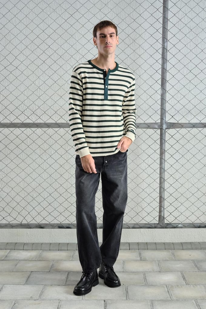 Gestript Lange Mouwen Crew Neck T-Shirt met Knopdetails