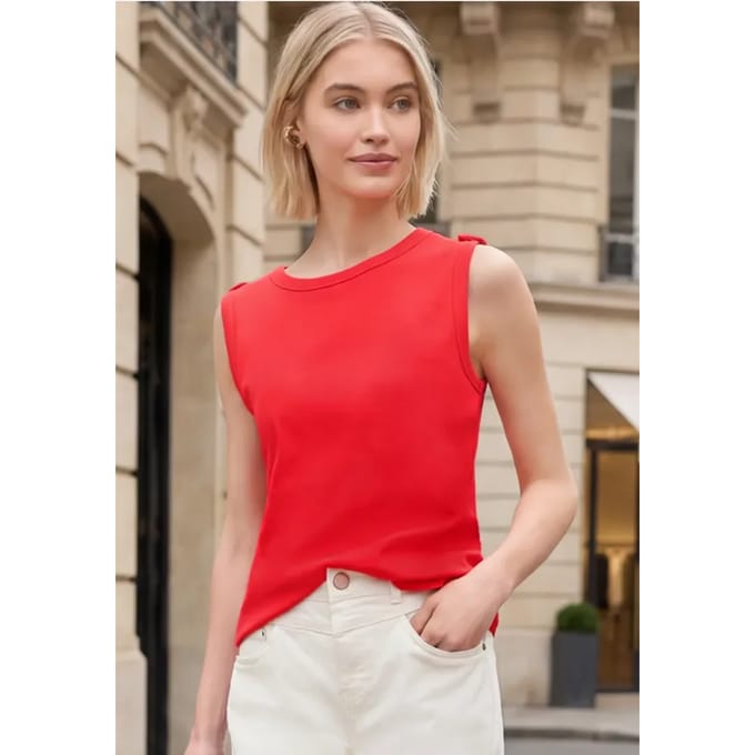 Top met ronde hals en knoopdetail