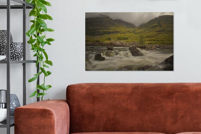 Canvas Schilderij Wilde rivier tussen de groene omgeving in Glen Coe - 60x40 cm - Wanddecoratie