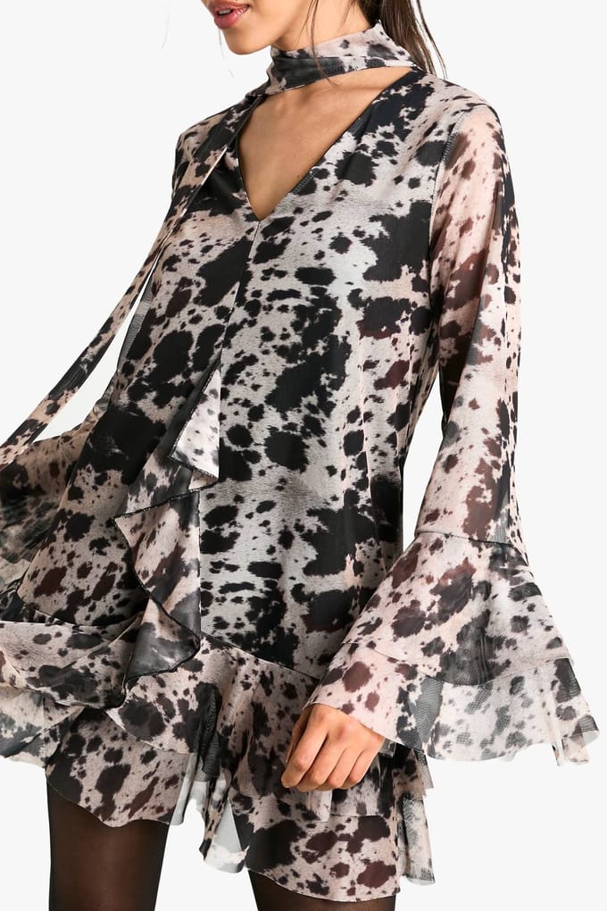 boohoo Dames Koeienprint Mesh Ruffle Mini Jurk | Maat: 8