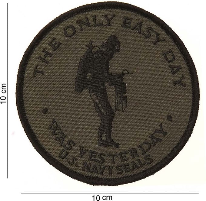 Embleem stof The only easy day groen