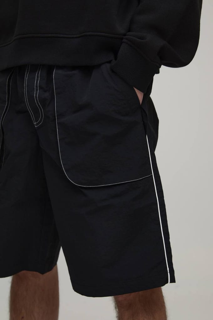 Wijde Lange Nylon Short Met Contrasterende Stiksels | Black | Size Medium