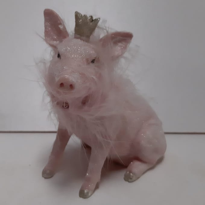 Beeldje roze varken zittend met kroontje en glitters