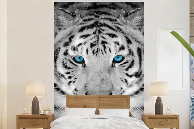 Behang - Fotobehang Tijger - Winter - Dieren - Breedte 180 cm x hoogte 280 cm