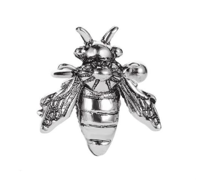 Wesp ear cuff | zilver gekleurd