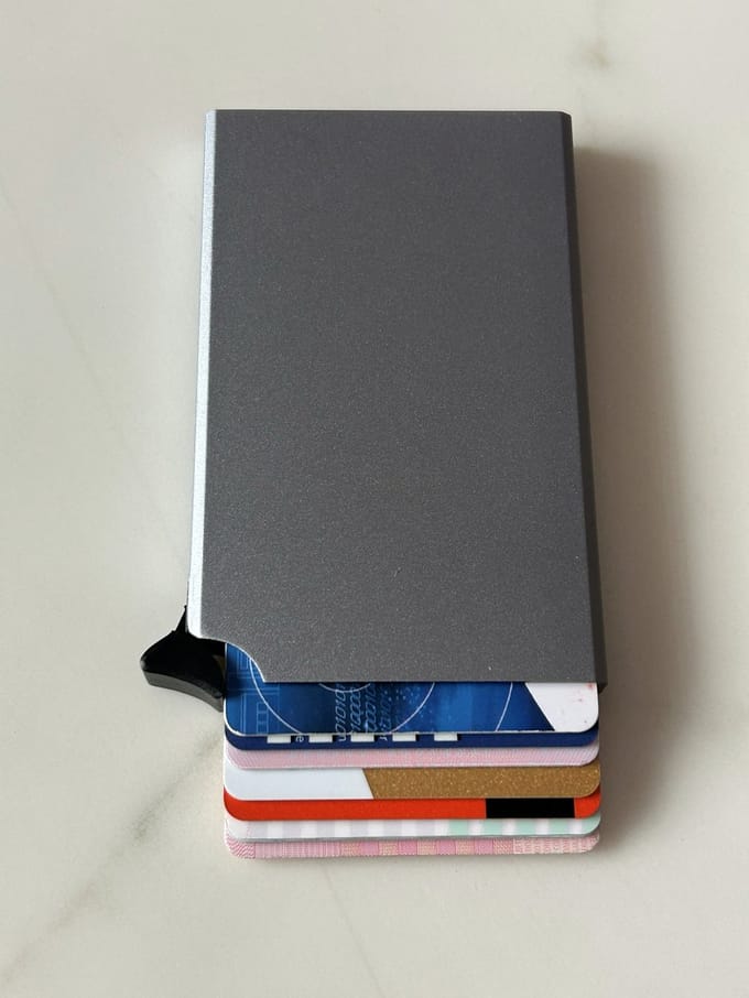 Pop-up Pasjeshouder Aluminium – 8 Kaarten – RFID Bescherming – Compacte Card Holder – Grijs