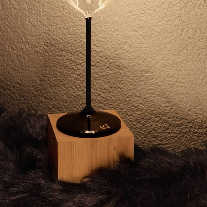 Segula tafellamp Cozy, geolied eikenhout, kubusvorm, E27