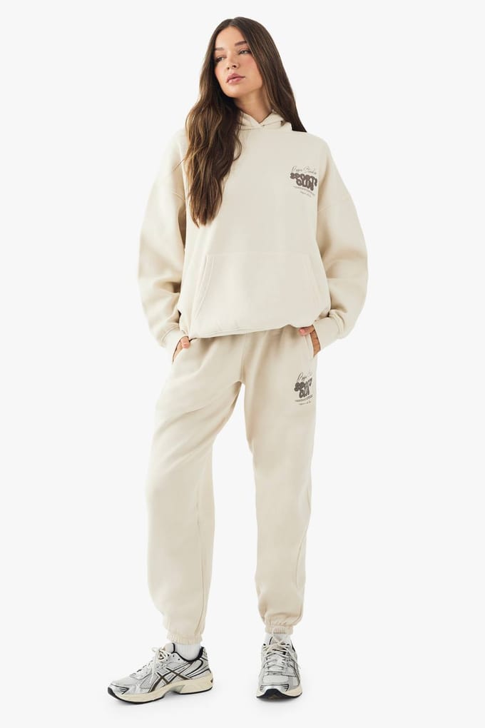 boohoo Dames DSGN Studio Sports Bubble Slogan Cuffed Oversized Jogger | Stone | Maat: Small